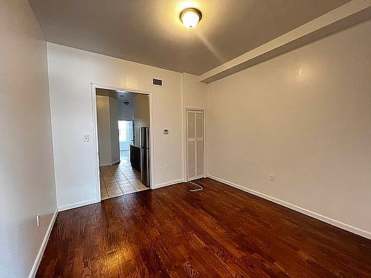 2nd image of 2060 2nd Ave APT 1A
