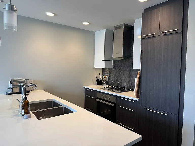 5033 Cambie St #216 — Photo 4