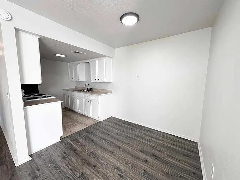 7321 Melrose Ln — Photo 3