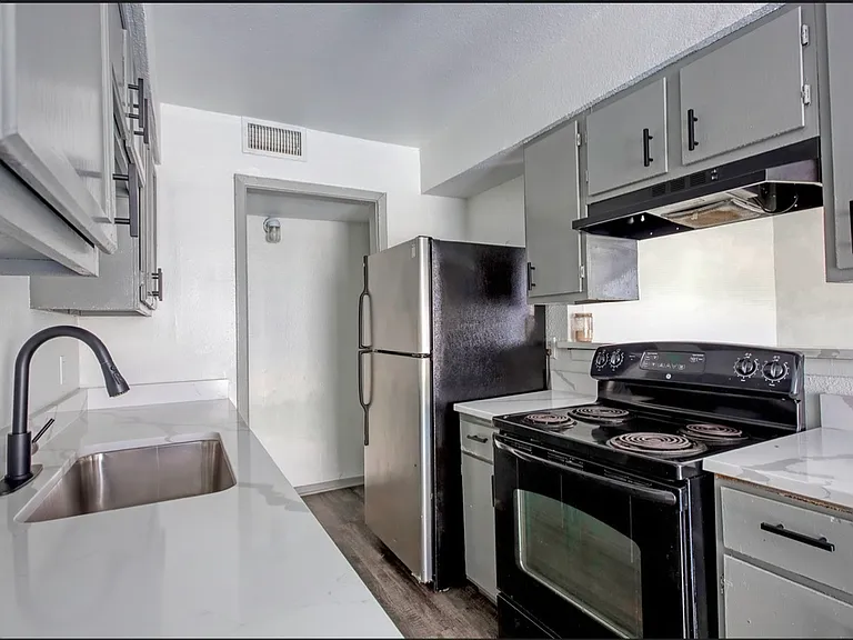 916 Isbell Rd #D — Photo 4
