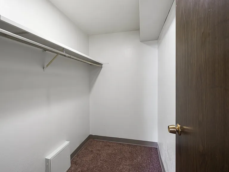 Greenwich Manor Apartments — Photo 14
