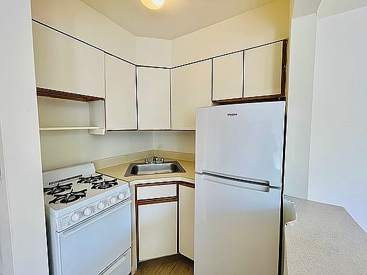 2nd image of 69 Cooper St #2
