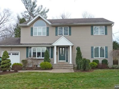 466 Berry Ln, Paramus, NJ, 07652