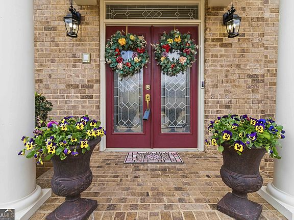 3rd image of 609 Red Oak Pl