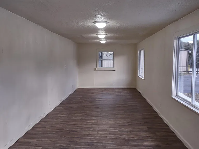 1020 S Main St NE — Photo 16