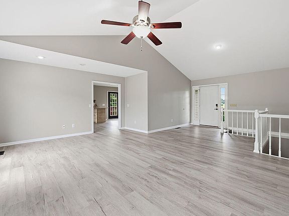 5th image of 97 Camelot Dr