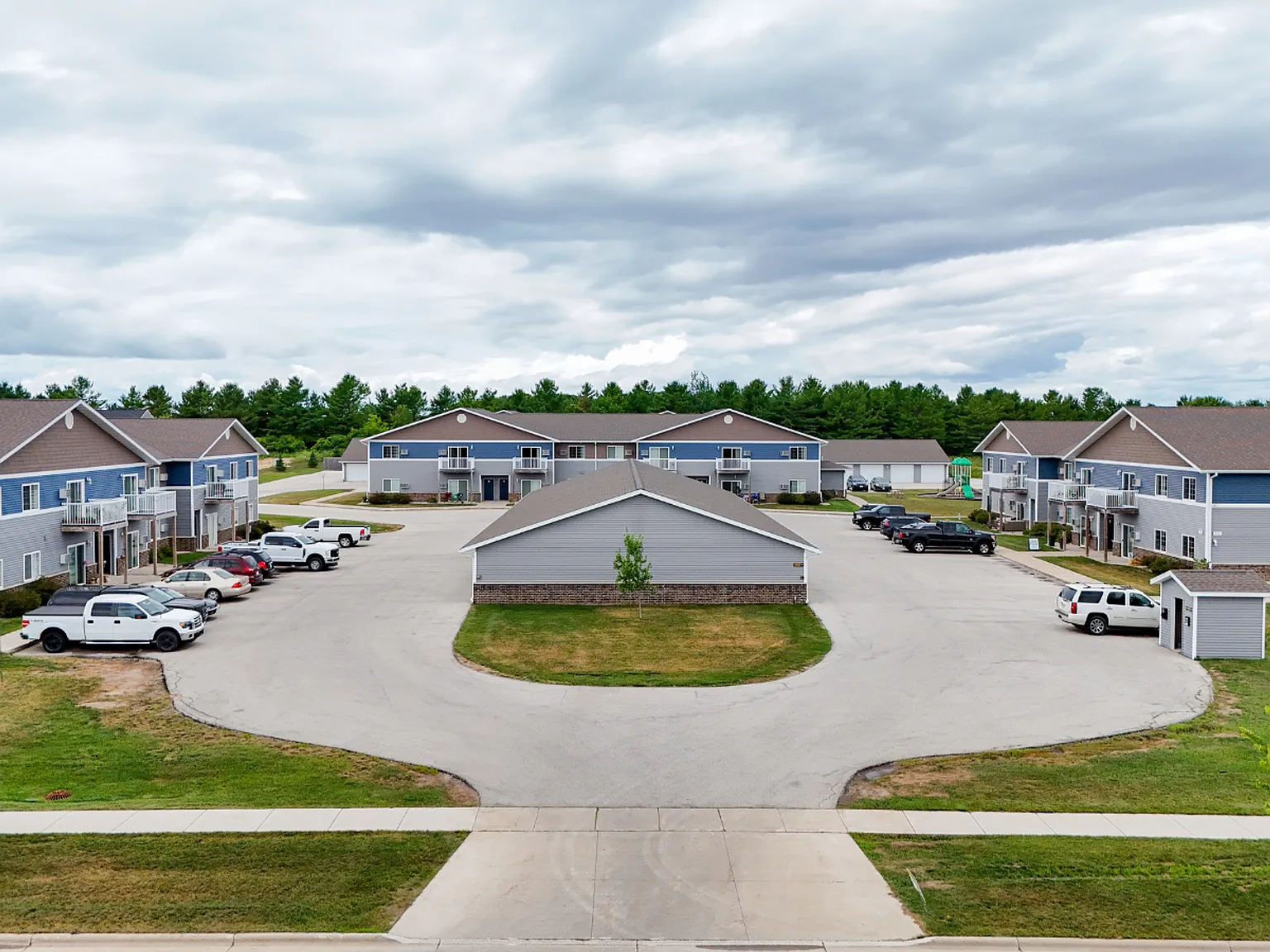 SCS Sturgeon Bay Estates Apartment Community — Photo 4