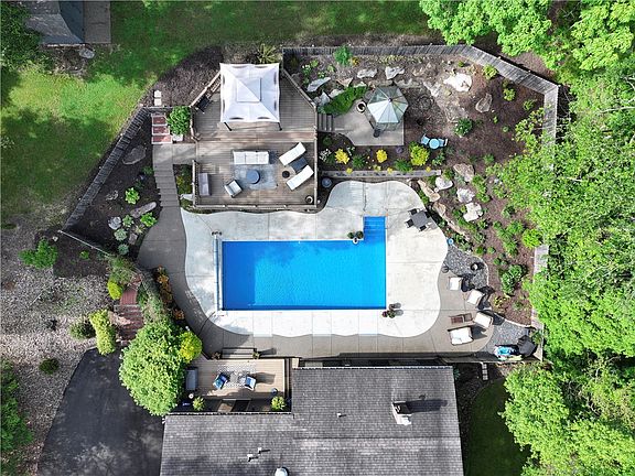4th image of 221 Fair Oaks St