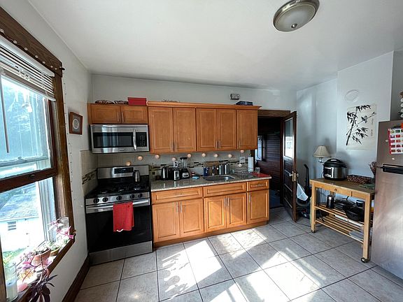 5th image of 36 Farr Ave