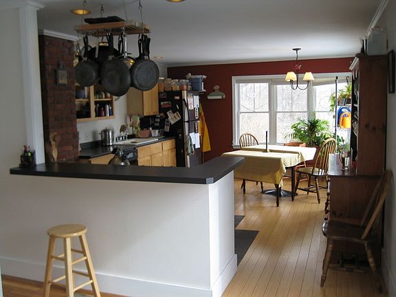 eat-in kitchen