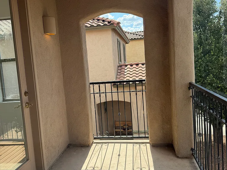 504 E Calle Escora — Photo 27