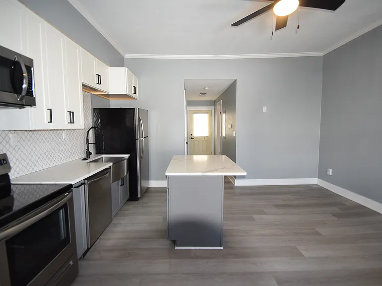 102 S Greenwood St #B — Photo 3