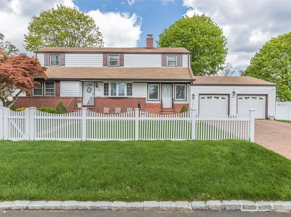 141 W 2nd Street, West Islip, NY 11795