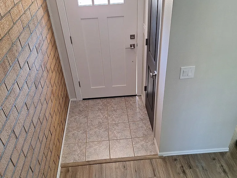542 Yale Pl #B — Photo 2