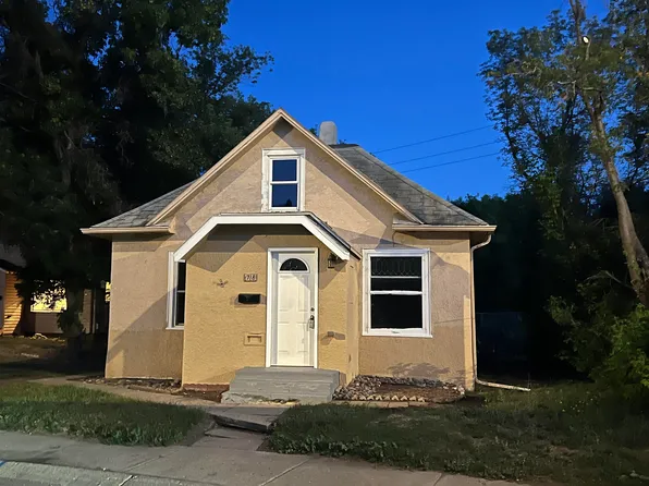 718 Burdick Expy E, Minot, ND 58701
