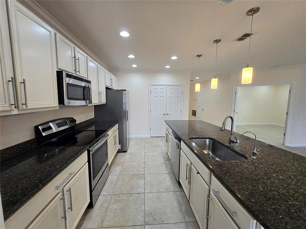 4 bed, 2.0 bath, 2116 sqft, $2,300 — Photo 4