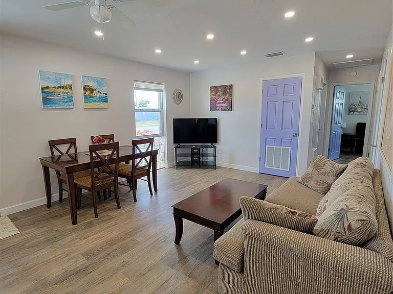 8134 Aero Ave — Photo 2