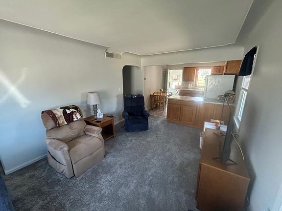 4th image of 324 E Spring St
