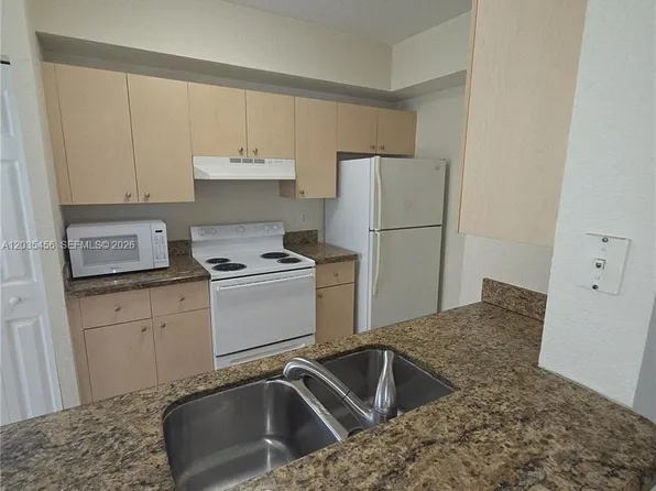 2500 Centergate Dr APT 105, Hollywood, FL 33025