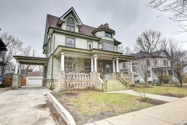 615 W University Ave photo 1