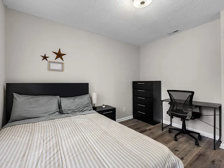 Longleaf Dr — Photo 2