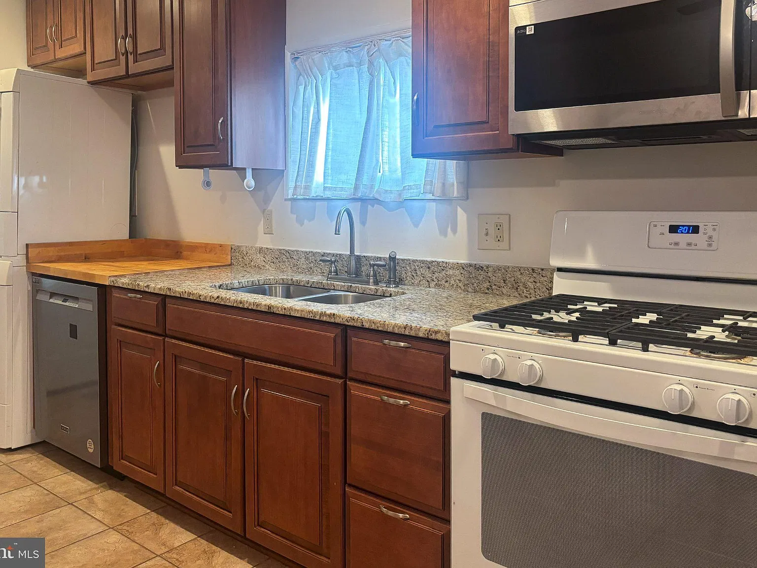 2 bed, 1.5 bath, $1,990 — Photo 3