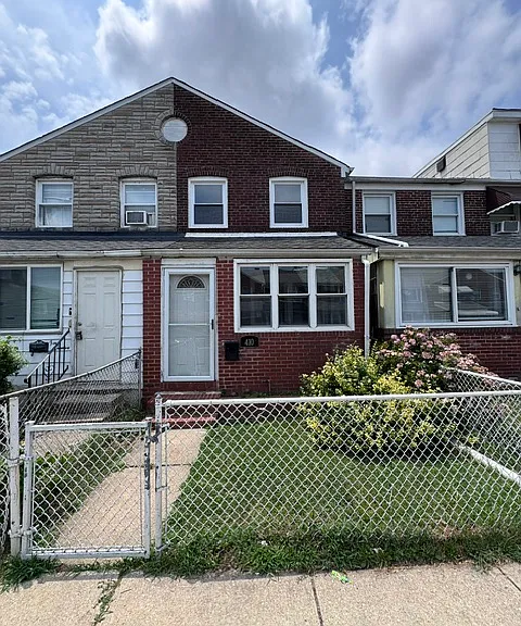 410 Maple Ln — Photo 1