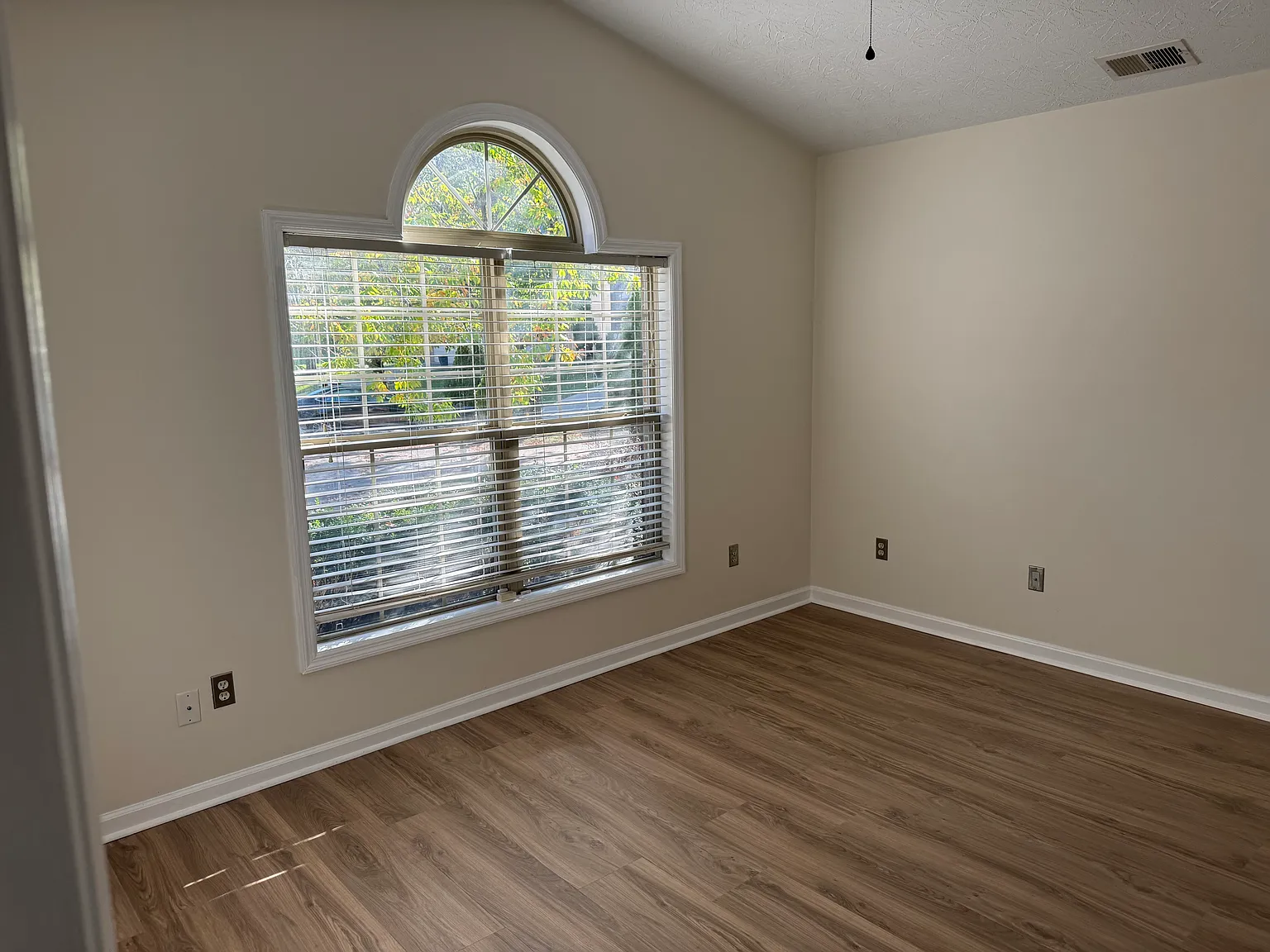 3 bed, 1268 sqft, $1,950 — Photo 2