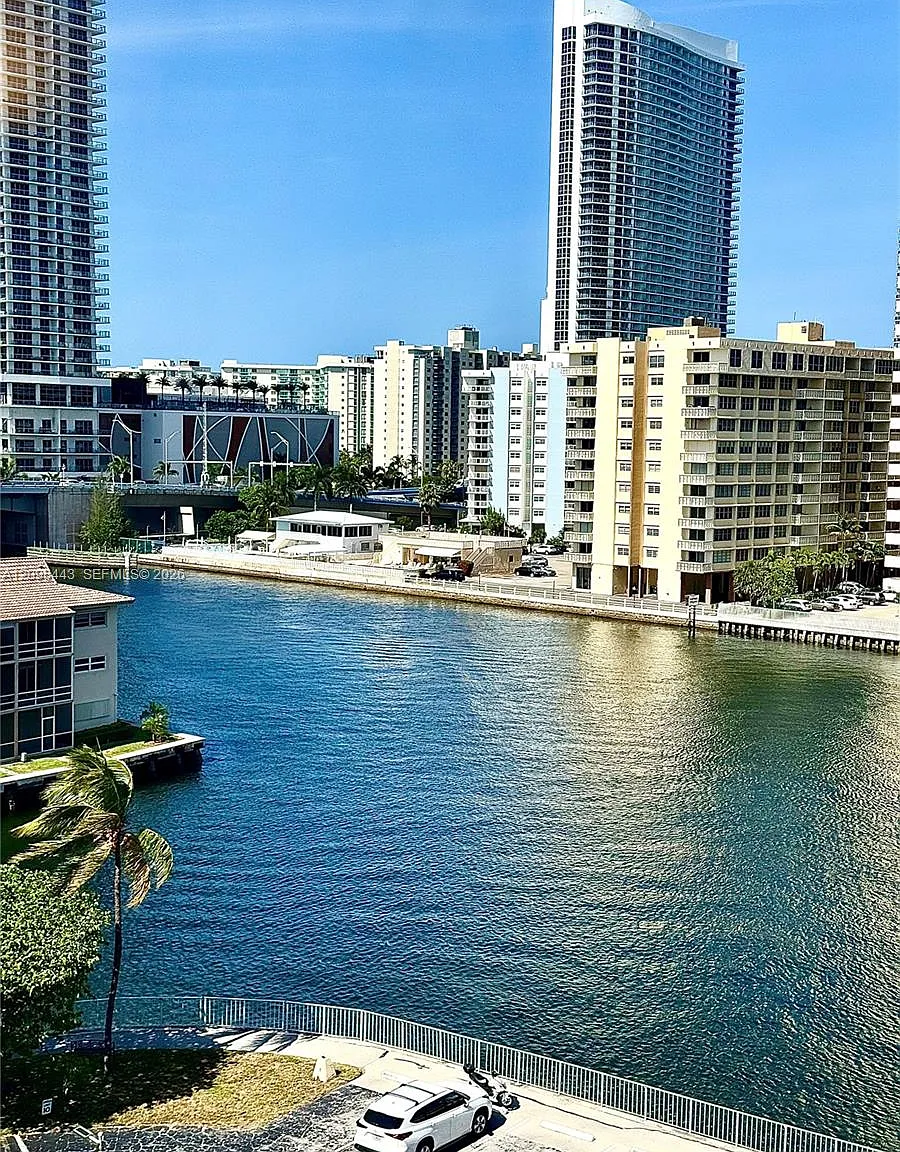 Lake Point Tower Condomin — Photo 4