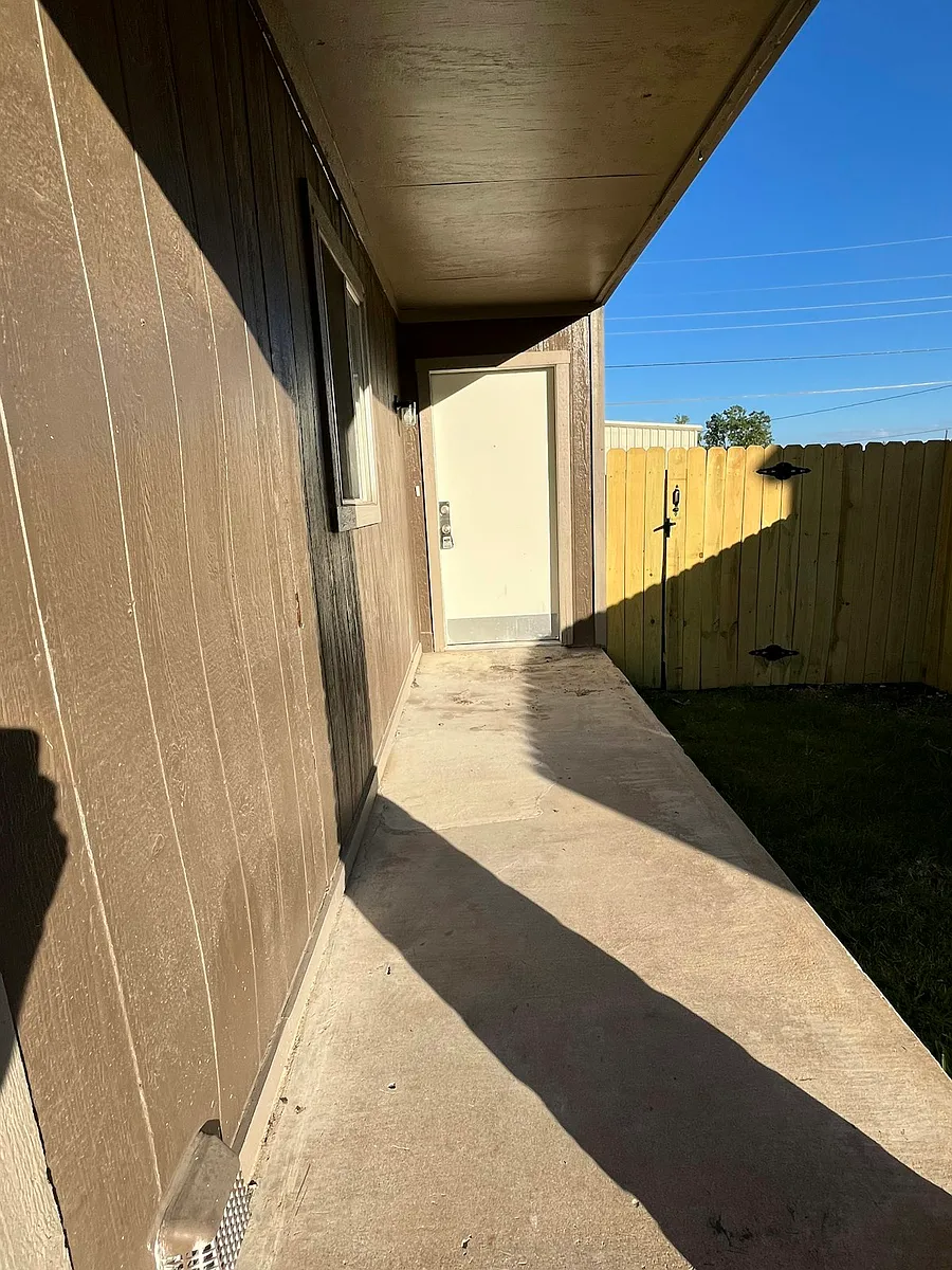 Building Photo - 909 Betsy Ross Dr #B