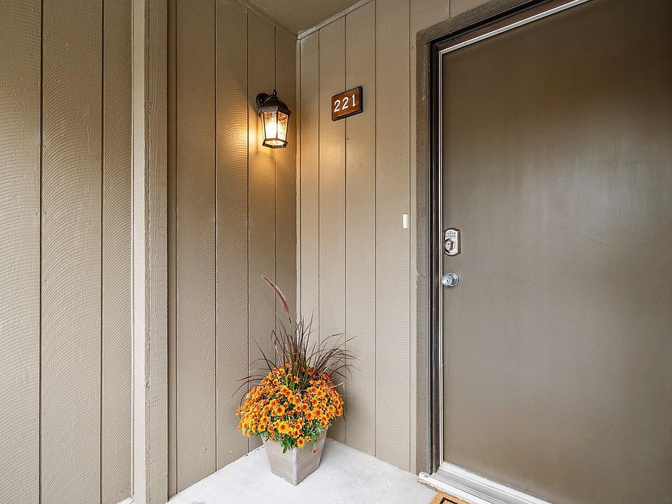 2nd image of 10 Pine Tree Rd #221