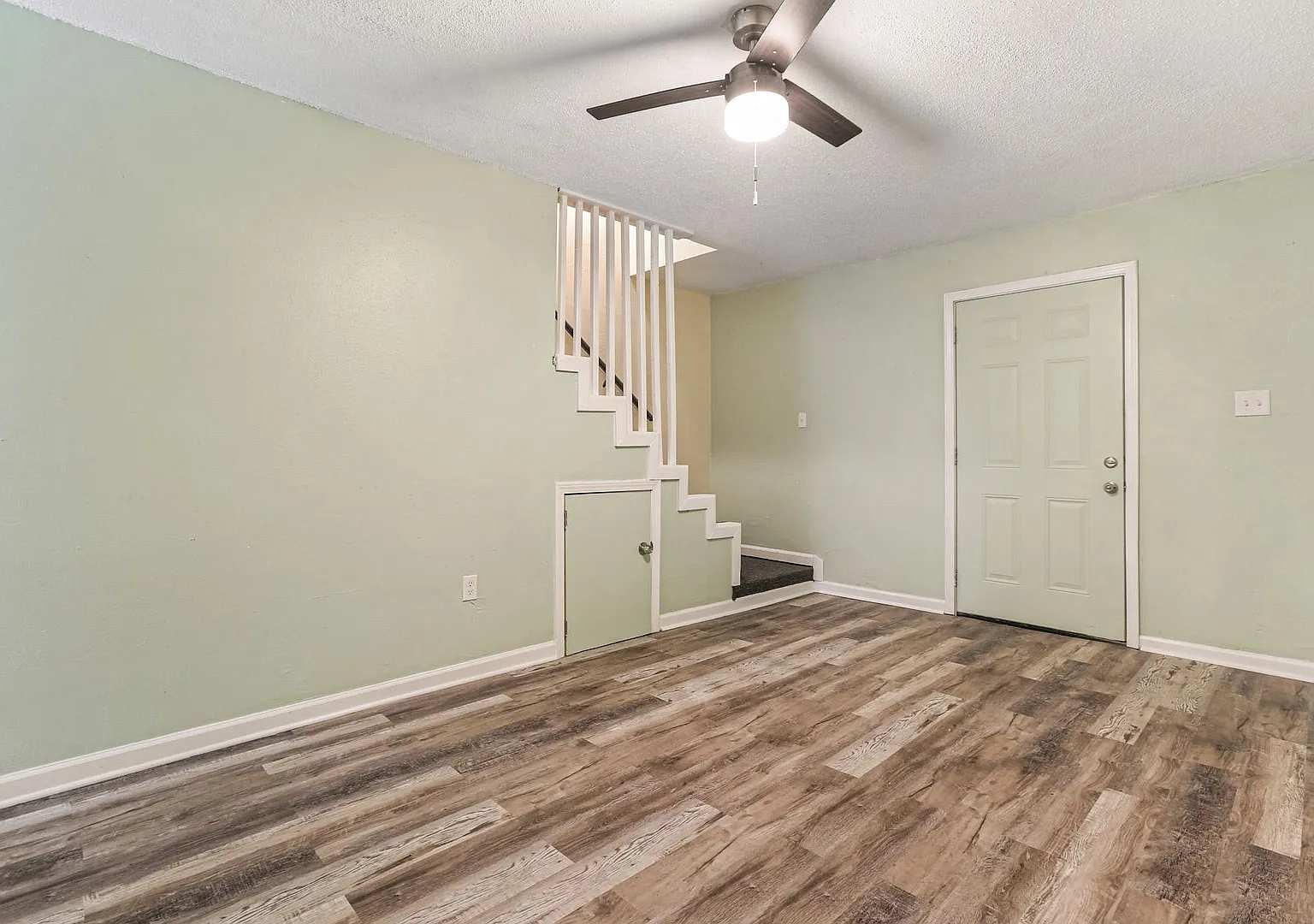Modern 2BR Townhouse-Style Apartment | 1,010 Sq. Ft. | Renovated Interior | Westbank Expressway L... — Photo 3