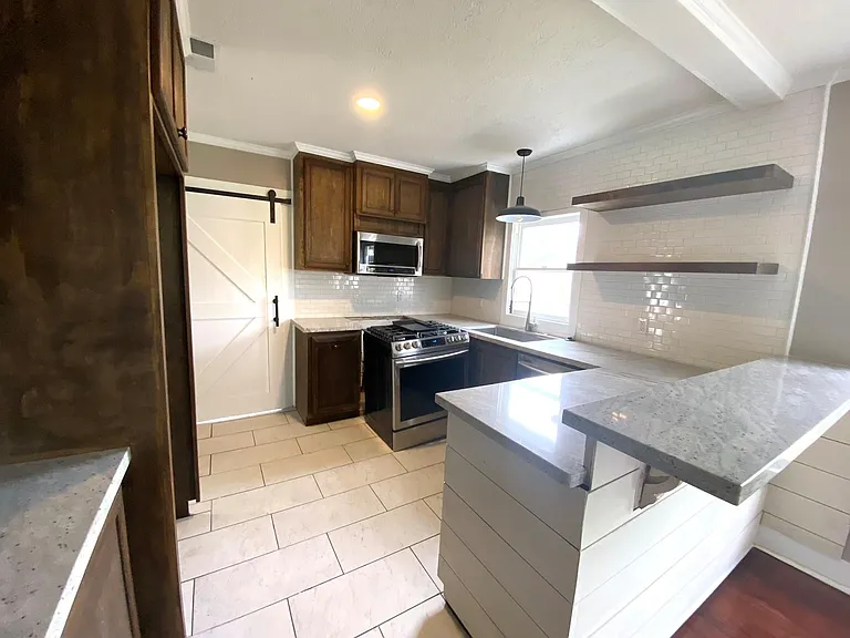 513 E Bernard St — Photo 2