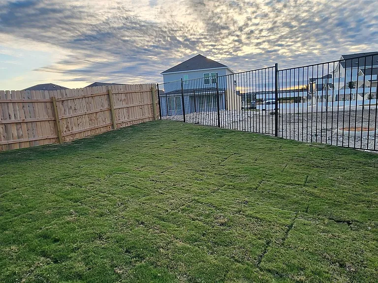 2337 Moon Tower Trl — Photo 3