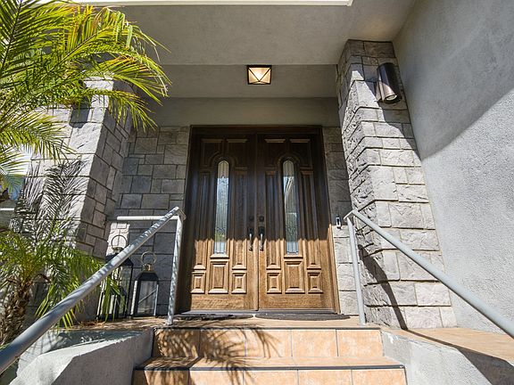 3rd image of 623 Acorn Pl