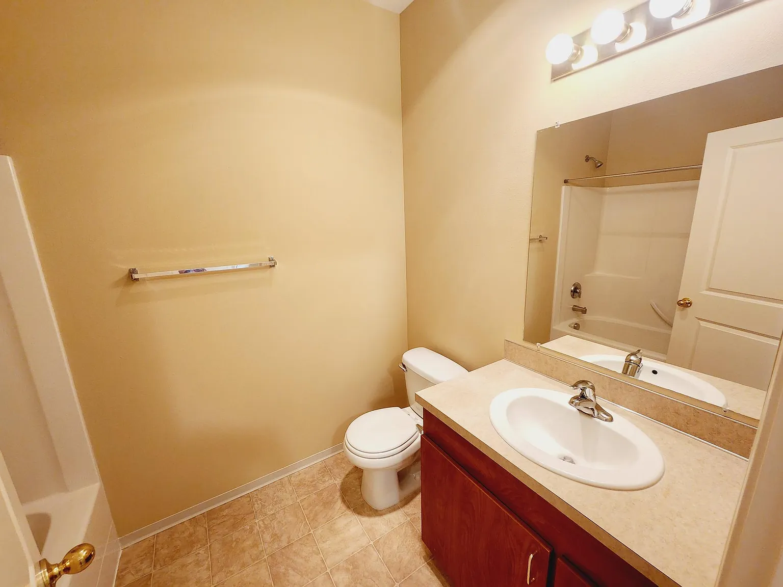2 bed, 918 sqft, $1,460 — Photo 4