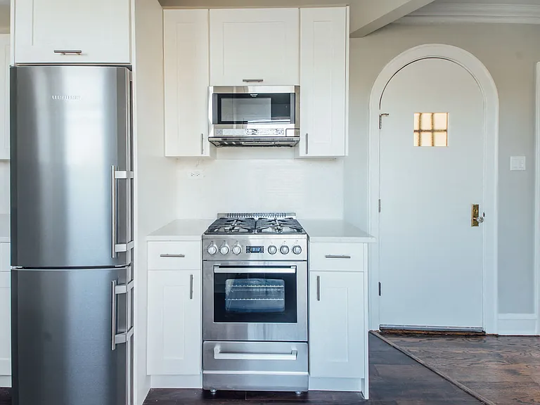 4329: Unit N2, 1BD - Kitchen &amp; Entrance
