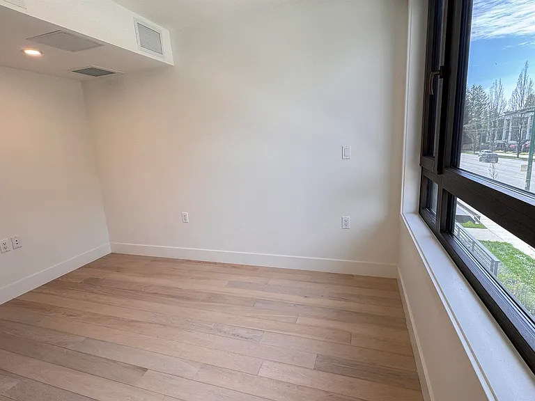 6258 Oak St — Photo 11