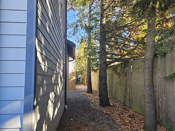 5th image of 10515 Phinney Ave N