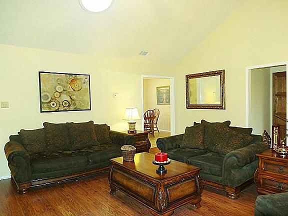 4th image of 907 Willow Creek Dr