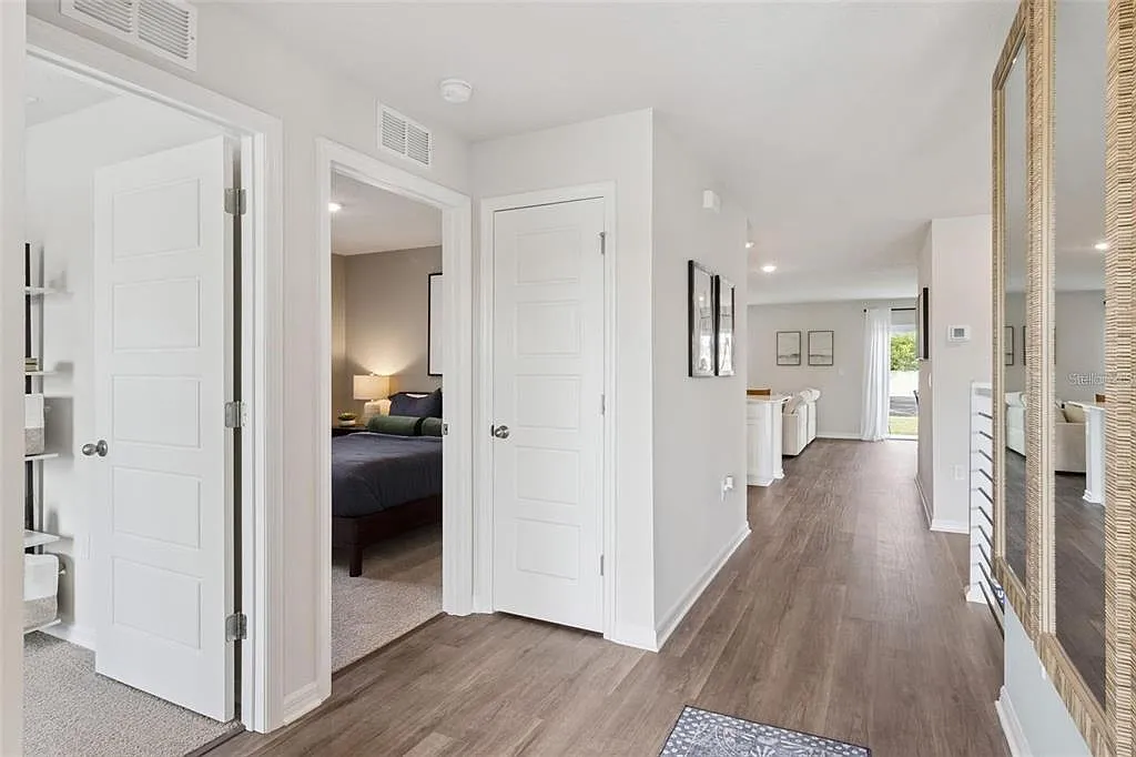 3 bed, 2.0 bath, 1328 sqft, $2,300 — Photo 2
