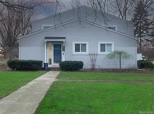 1067 Green Meadows Dr, Grand Blanc, MI 48439