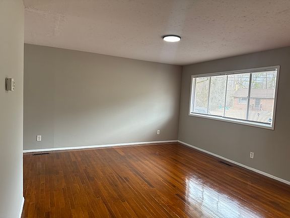 4th image of 444 Holly Hill Dr