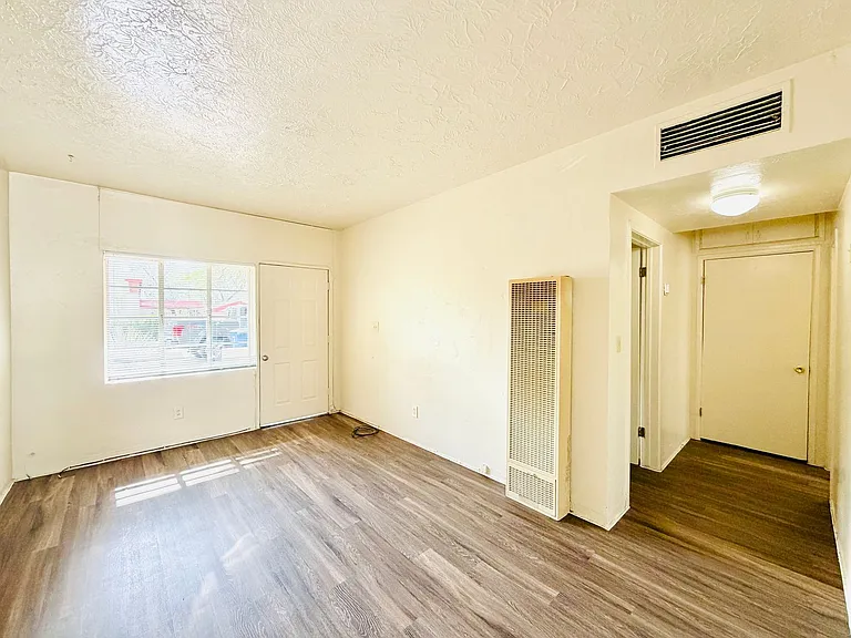 Dodge Fairmount Apartments — Photo 6