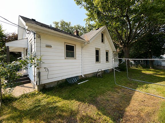 3rd image of 812 Pedersen St