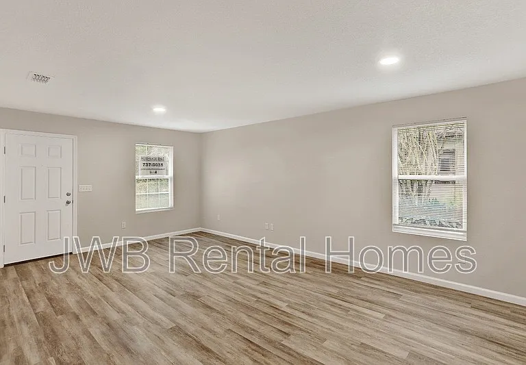 8008 W Railroad Ave — Photo 5