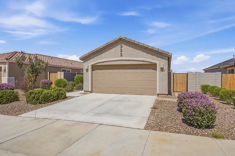 3 bed, 2.0 bath, 1232 sqft, $1,900 — Photo 2