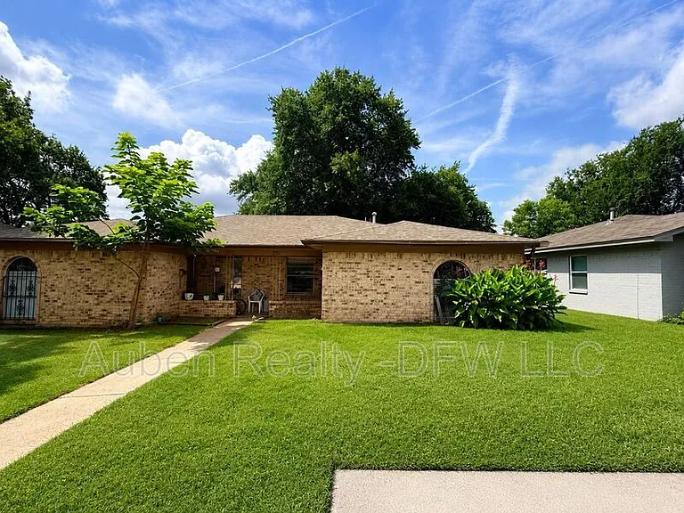 930 Lindy Ct — Photo 1