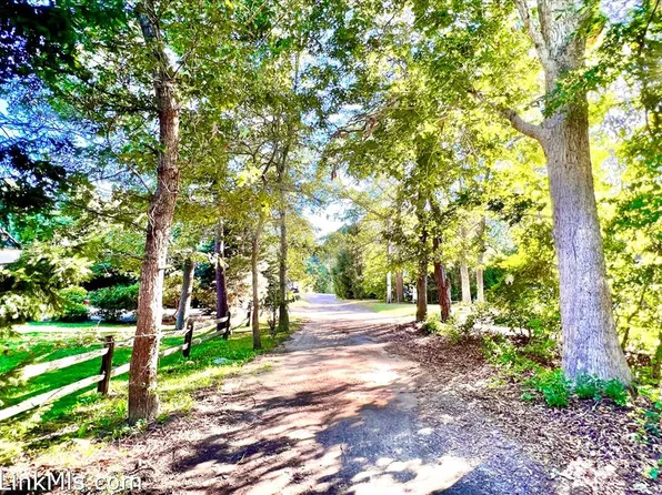 45 Menahan St, Oak Bluffs, MA 02557