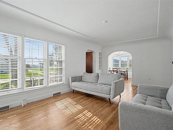 5th image of 526 Longwood Dr NE